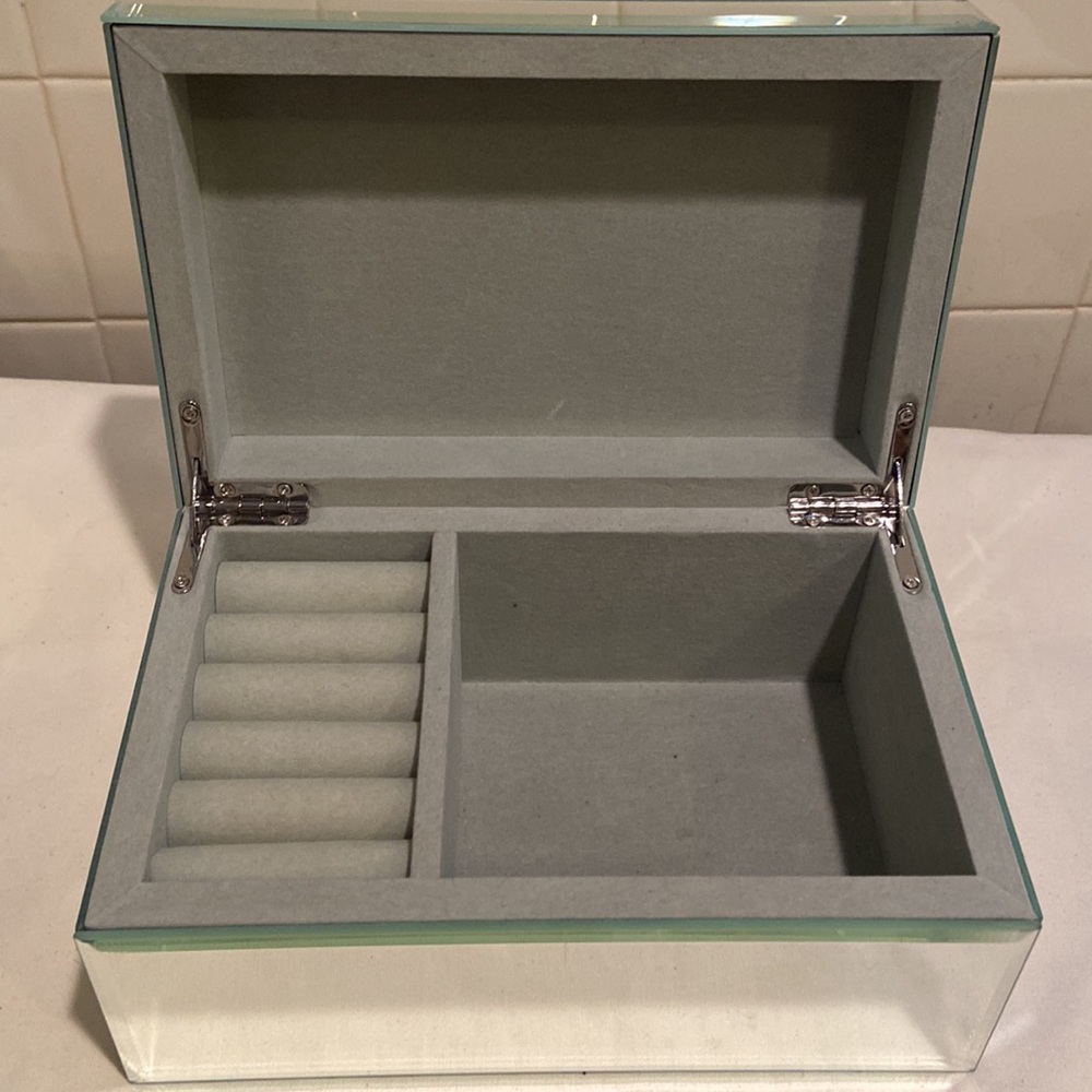 🌸Cynthia Rowley New York Mirrored Jewelry Box with Eye Lashes & Lips